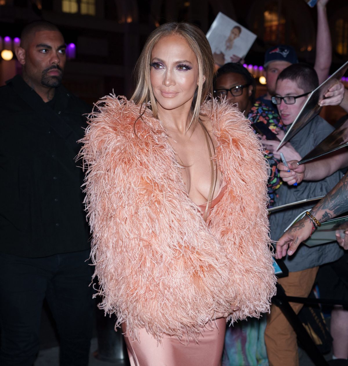 Jennifer Lopez mellbimbói nem találták a helyüket a sztár ruhájában