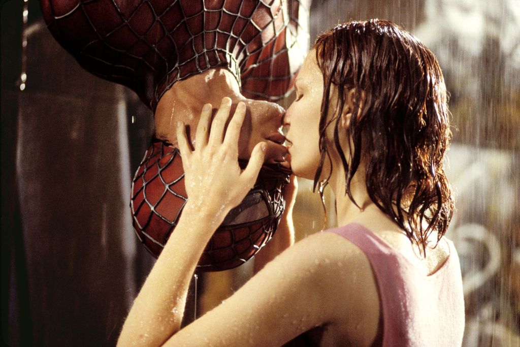 Pókember – Peter Parker (Tobey Maguire) a zuhogó esőben fejjel lefelé csókolja meg Mary Jane-t (Kirsten Dunst) a sikátorban, ami egy felejthetetlen romantikus jelenet.