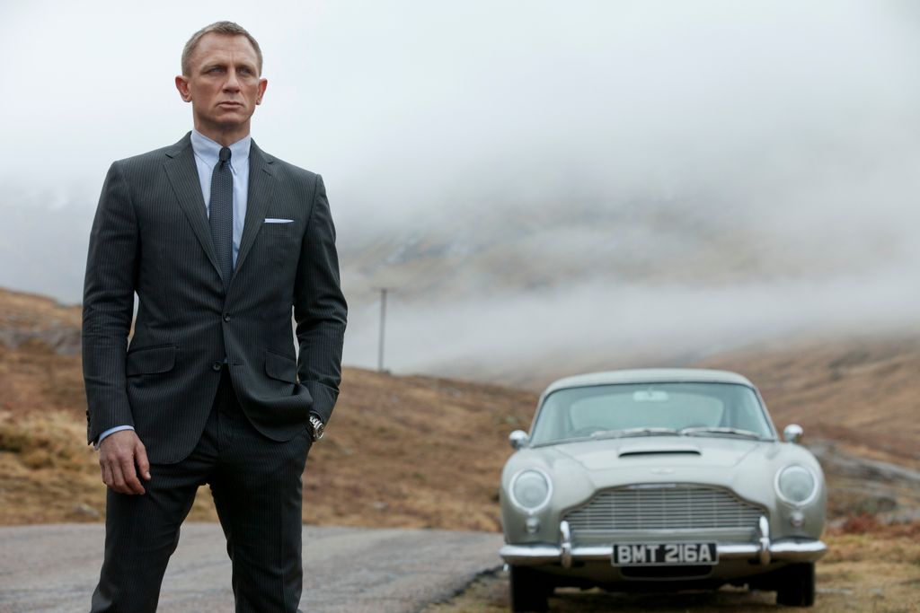 Daniel Craig: a jeges tekintetű szívtipró. Kemény, mégis sebezhető. Az acélkék szeme és kiszámíthatatlan mosolya mögött ott lapul a modern kor legveszélyesebb (és legvágyottabb) Bondja.