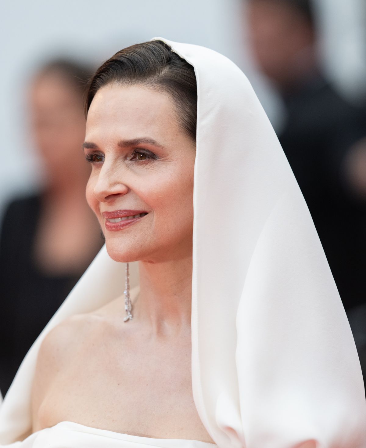 Juliette Binoche ruhájának egyedi eleme a tökéletes fehér kapucni 
