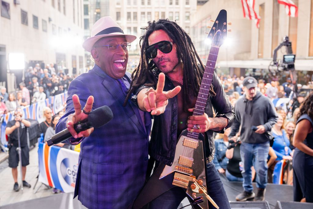 Igen, jól olvastad. A tévés meteorológus Al Roker és a stílusikon Lenny Kravitz másodunokatestvérek. Egyikük tudja, mikor jön az eső, a másik meg arról énekel, hogy Let Love Rule. Családi sokszínűség a javából.