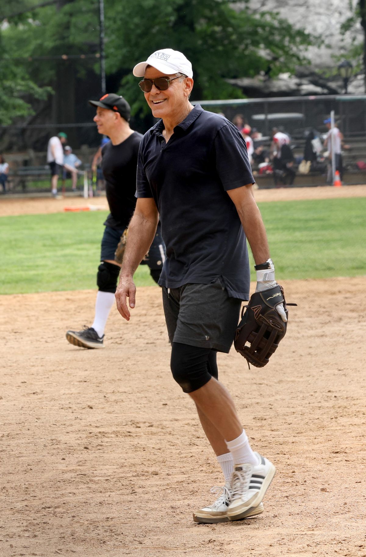 George Clooney és a baseballsapka - Így még nem láttad a szívtiprót. 