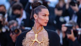Bella Hadid idén is sokkolt a cannes-i filmfesztiválon: meztelenruha helyett ezzel keltett feltűnést – FOTÓ