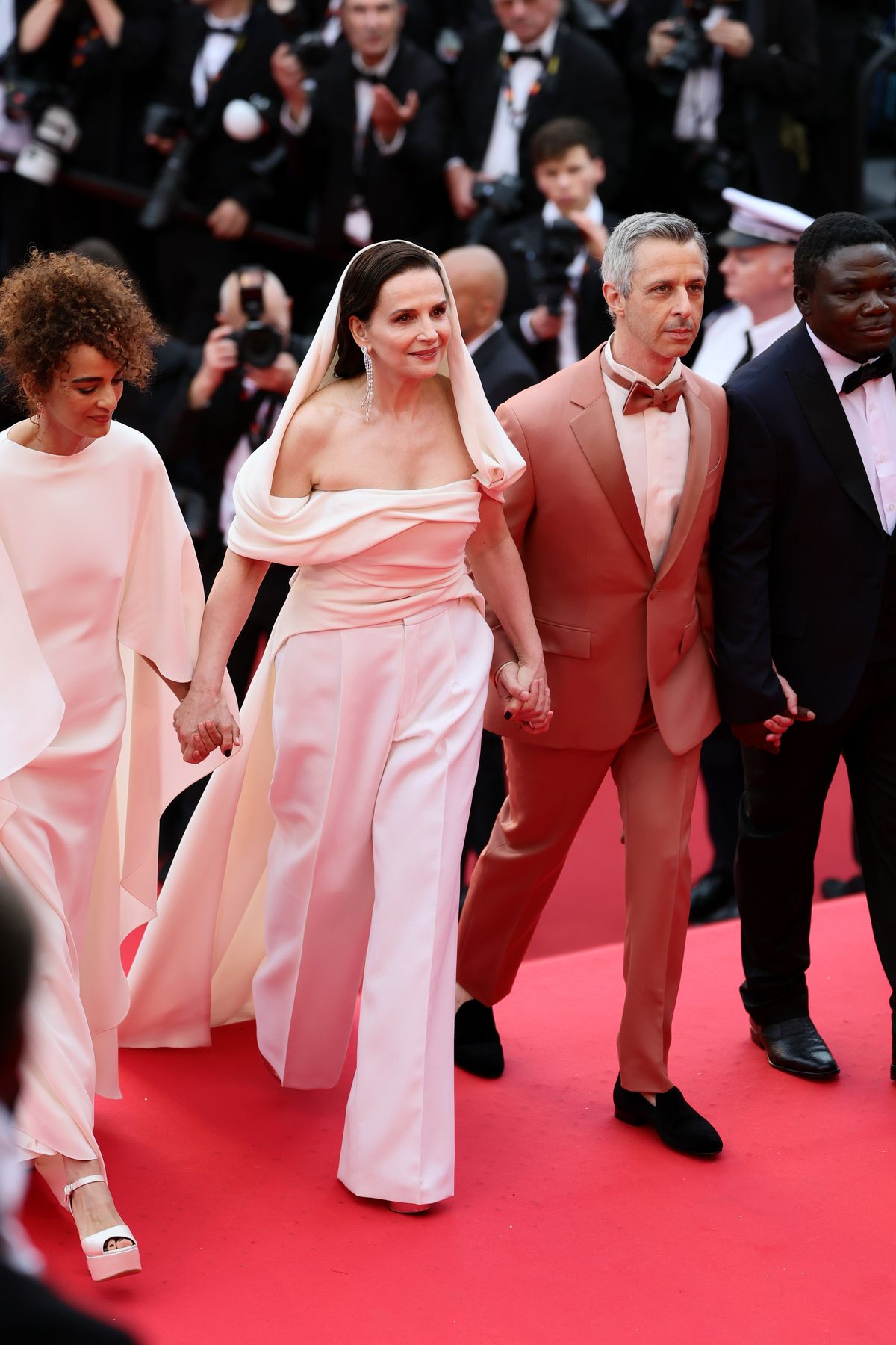 Juliette Binoche a helyszínhez méltó, kifinomult francia eleganciával viselte a meseszép Dior ruhát