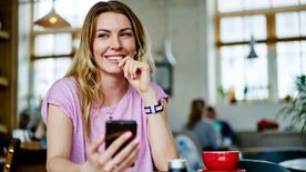 Szexting 40 felett: miért imádják a nők, és hol a határ?