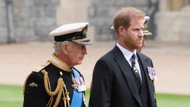 Óriási a botrány! Így reagált Károly király Harry herceg újabb vádjaira