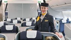 Egy légiutas-kísérő elárulta, miért visel minden stewardess vörös rúzst — Megdöbbentő oka van