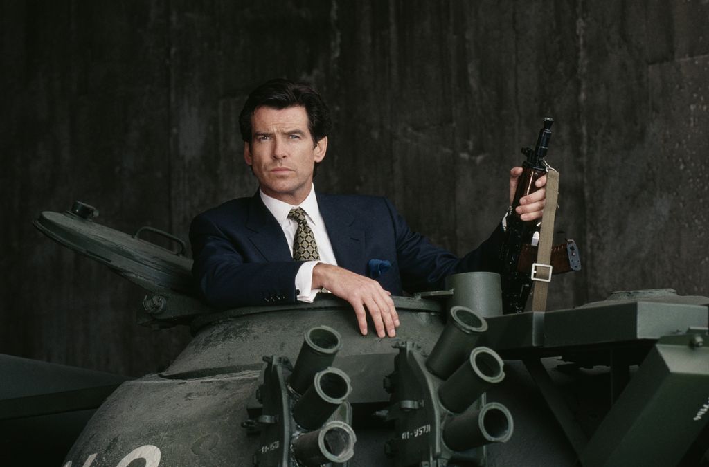 Pierce Brosnan: az elegancia mestere. Minden mozdulata selyem. A klasszikus brit úriember, aki egyetlen tekintetével képes leolvasztani a legkeményebb jégkirálynőt is.