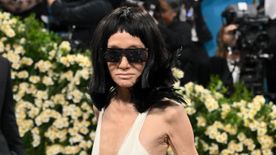 Felismerhetetlen a 75 éves Vera Wang: új frizurával, mélyen dekoltált ruhában jelent meg a Met-gálán