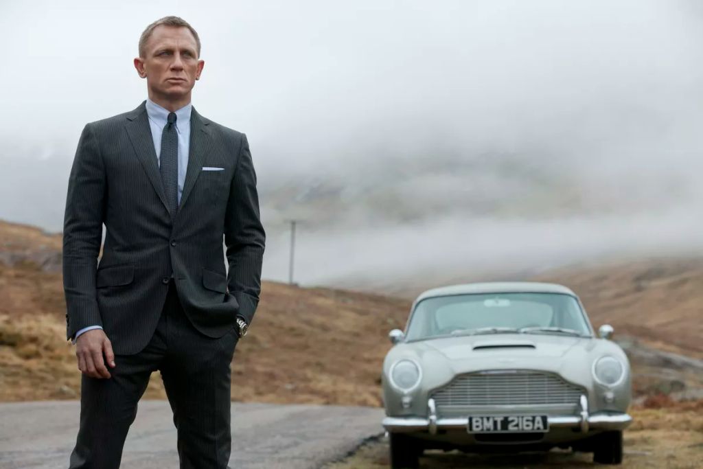 Daniel Craig: a jeges tekintetű szívtipró. Kemény, mégis sebezhető. Az acélkék szeme és kiszámíthatatlan mosolya mögött ott lapul a modern kor legveszélyesebb (és legvágyottabb) Bondja.