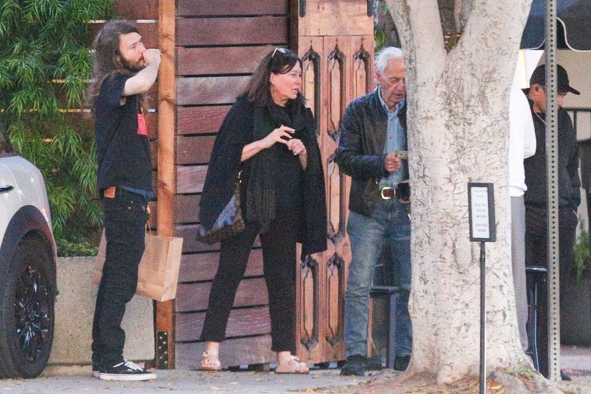 Los Angeles, CA  - *EXCLUSIVE* - Aussie star Paul Hogan, along with his troubled son Chance and ex-wife Linda Kozlowski, went out for dinner at the Italian restaurant Barrique in Los Angeles.

BACKGRID USA 13 MAY 2025,Image: 1004014013, License: Rights-managed, Restrictions: , Model Release: no, Pictured: Paul Hogan, Chance Hogan, Linda Kozlowski