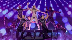 Ez már mindenkinek sok volt! Jennifer Lopez a táncosaival csókolózott a színpadon, kikeltek magukból a rajongók