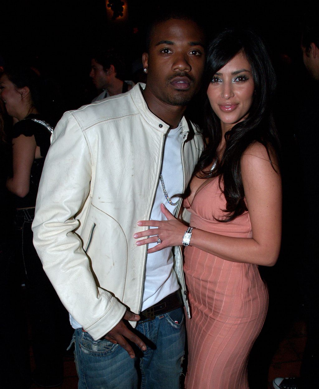 Kim Kardashian nagy felháborodást keltett amiatt, hogy Ray J-t megcsalta fiatalabb korában, de a megállapodásuk állítólag mindkét irányba működött. 