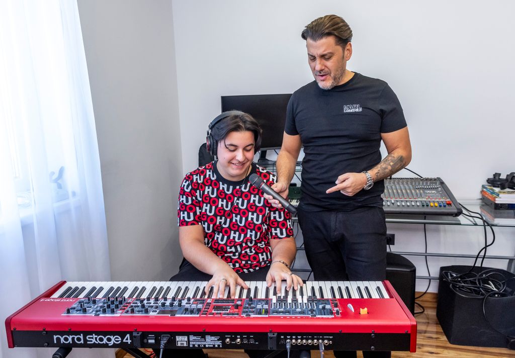 Kökény Attila a színpadon mindig laza és szenvedélyes, de most valószínűleg a backstage-ben görcsöl. Gyermeke is idén érettségizik, ami Attilát egy csapásra nem csak apává, hanem tapasztalt lelkitámaszává is teszi a felvételi előtt álló fiataloknak.