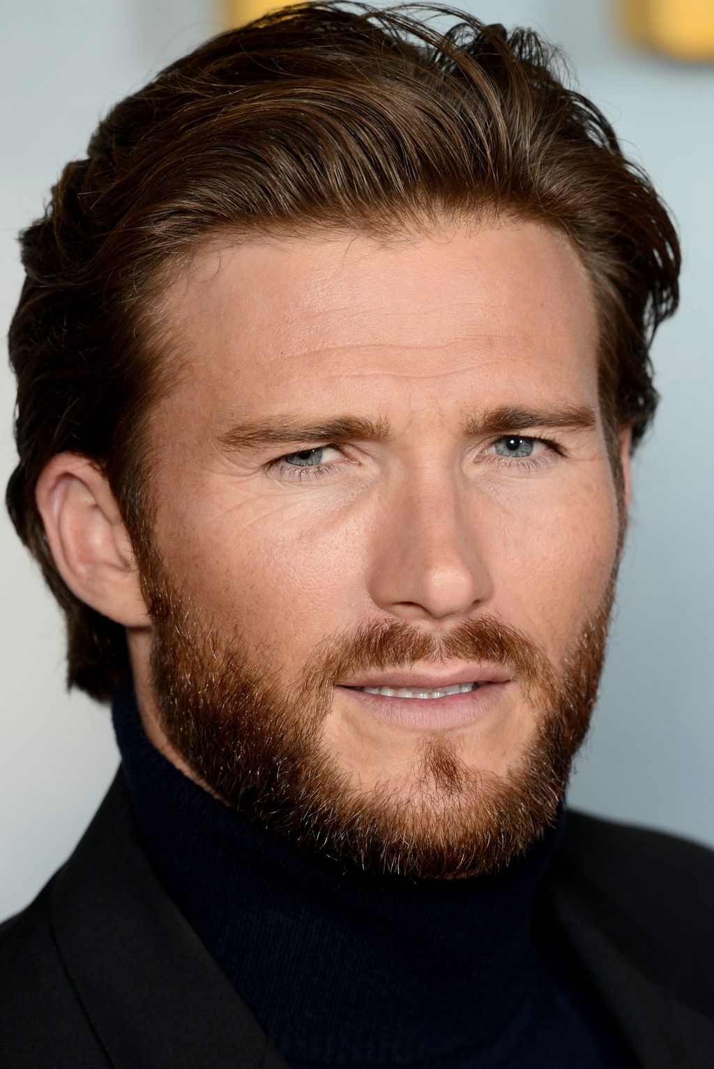 Scott Eastwood – A szexi kalandor

Miért szingli?

Bár Scott Eastwood korábban egy tragikus balesetben elveszítette egykori barátnőjét, Jewel Brangmant, és ez mélyen megérintette, jelenleg úgy tűnik, hogy élvezi a szingli életet. Egy 2018-as podcast-epizódban elárulta, hogy szingliként sokat randizik és aktív szexuális életet él, hangsúlyozva, hogy a szex egészséges és természetes része az életnek. Azt is megemlítette, hogy korábban úgy érezte, szexuálisan érettebb volt, mint néhány partnere, ami kihívást jelentett számára a kapcsolatokban.
Sármos faktor: A jófiú-rosszfiú tökéletes keveréke, akitől megremeg a térd.
