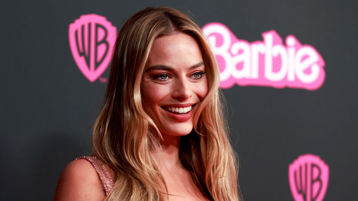 Margot Robbie megmutatta: ez az idei szezon tökéletes bikini fazonja – Segítünk, hogy te is beszerezhesd, termékekkel, árakkal
