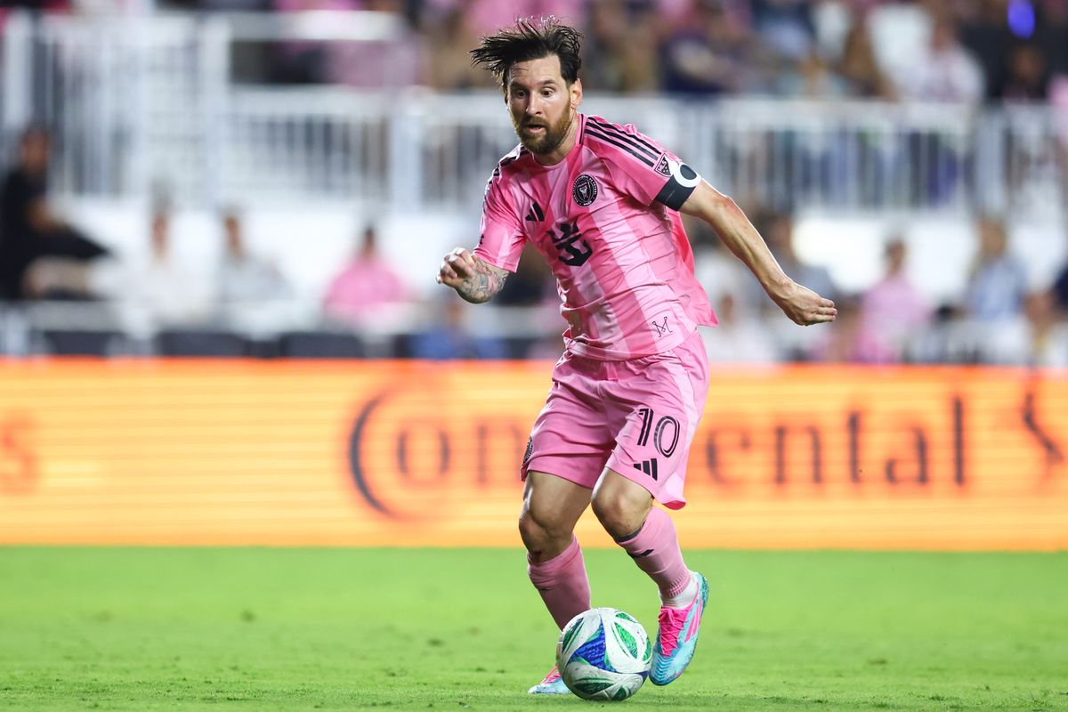 FORT LAUDERDALE, FLORIDA - MAY 03: Lionel Messi #10 of Inter Miami CF controls the ball against the New York Red Bulls during the second half at Chase Stadium on May 03, 2025 in Fort Lauderdale, Florida. (Photo by Megan Briggs/Getty Images)