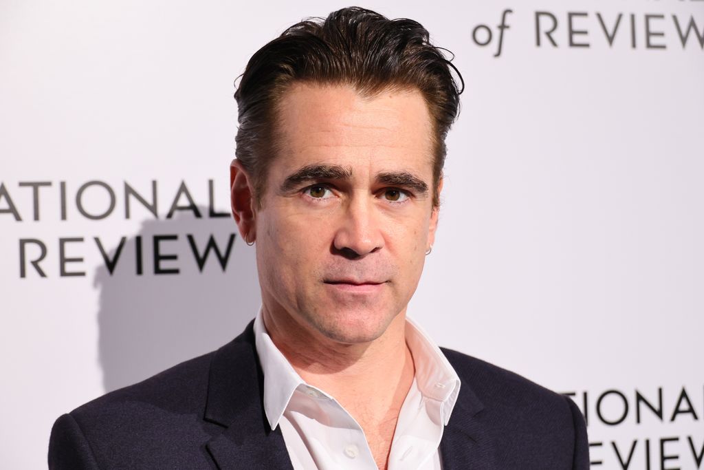 Colin Farrell – Az ír fenegyerek

Miért szingli?

Farrell évek óta kerüli a komoly kapcsolatokat. Egy korábbi interjúban elárulta, hogy szerinte az egyéjszakás kalandok után „nincs miről beszélgetni”. Azóta inkább a gyerekeire és a színészi munkáira koncentrál.
Sármos faktor: Csibészes, borostás, titokzatos – olyan, akit senki sem tud igazán megszelídíteni.