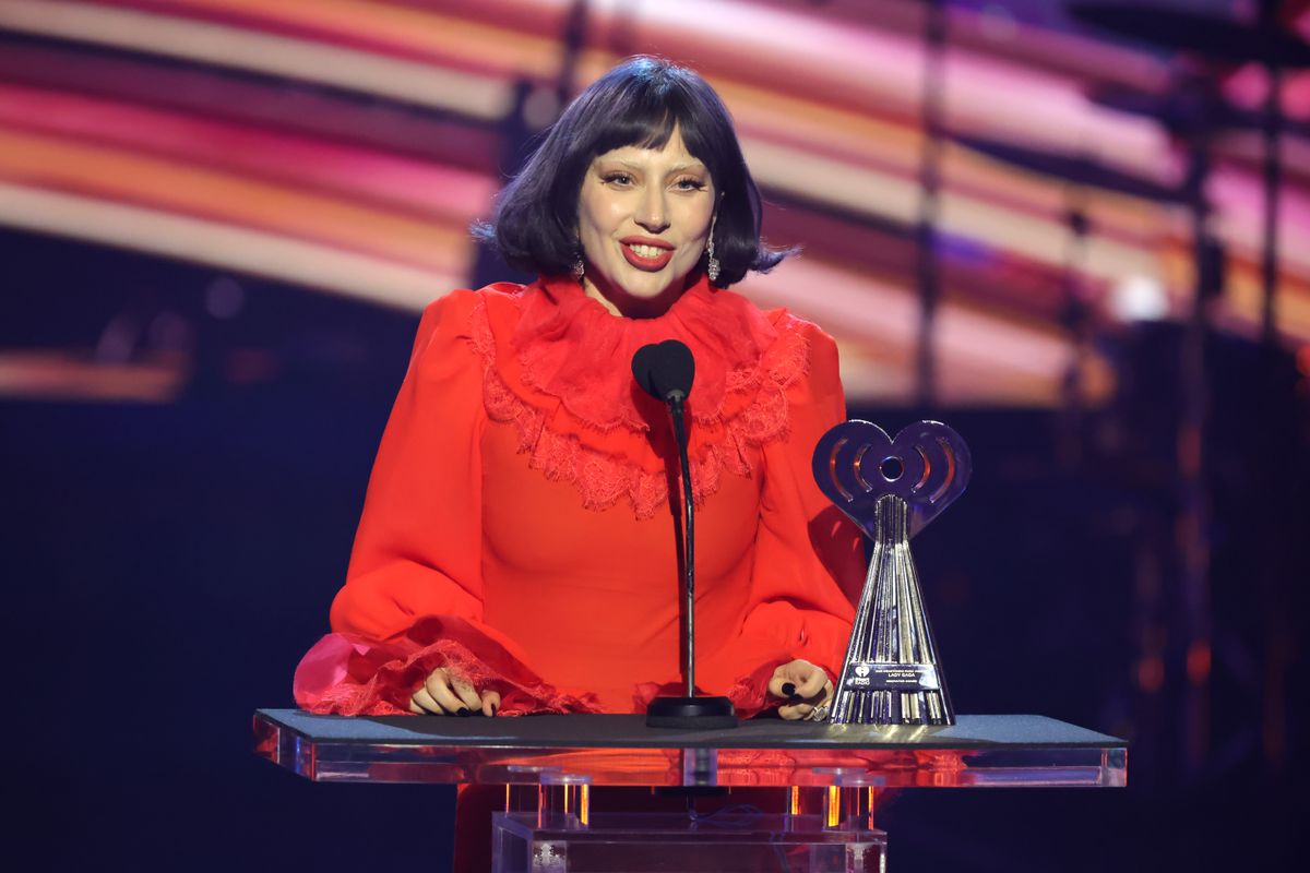 Lady Gaga átveszi az Innovátor-díjat a színpadon a 2025-ös iHeartRadio Music Awards díjátadón a Dolby Színházban, Los Angelesben, Kaliforniában 2025. március 17-én. 