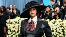 Megint szenzációsan jelentette be! Rihanna a harmadik babáját várja – a Met-gálán mutatta meg pocakját