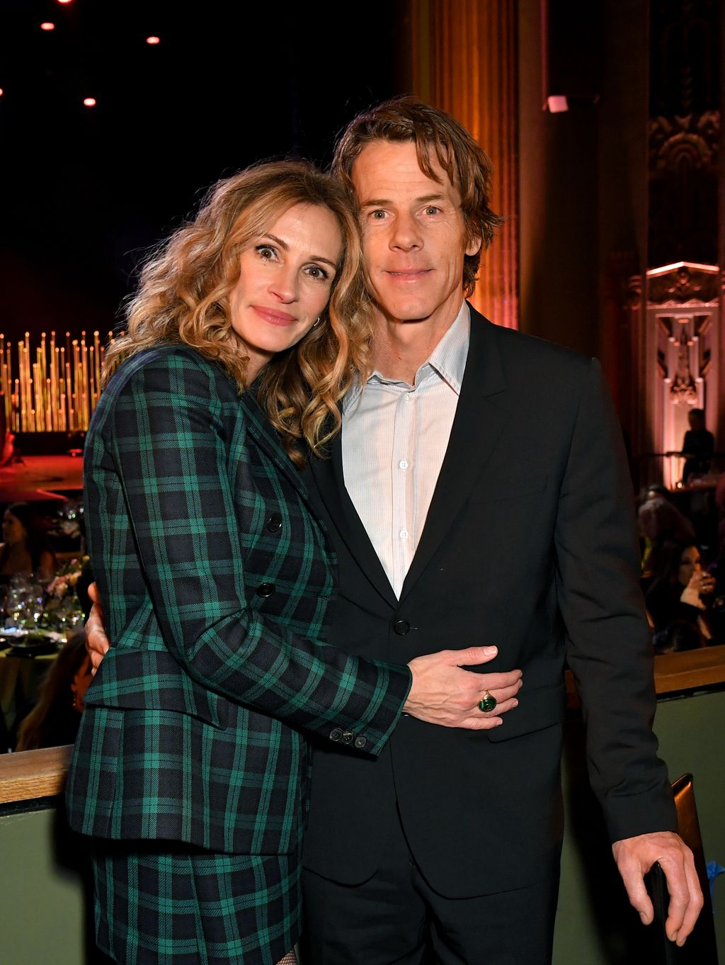 Julia Roberts és Danny Moder: Danny operatőrként dolgozott, amikor találkozott Juliával egy forgatáson. Bár Julia akkoriban mással volt együtt, a sors másképp akarta: ma már három gyermek büszke szülei. 