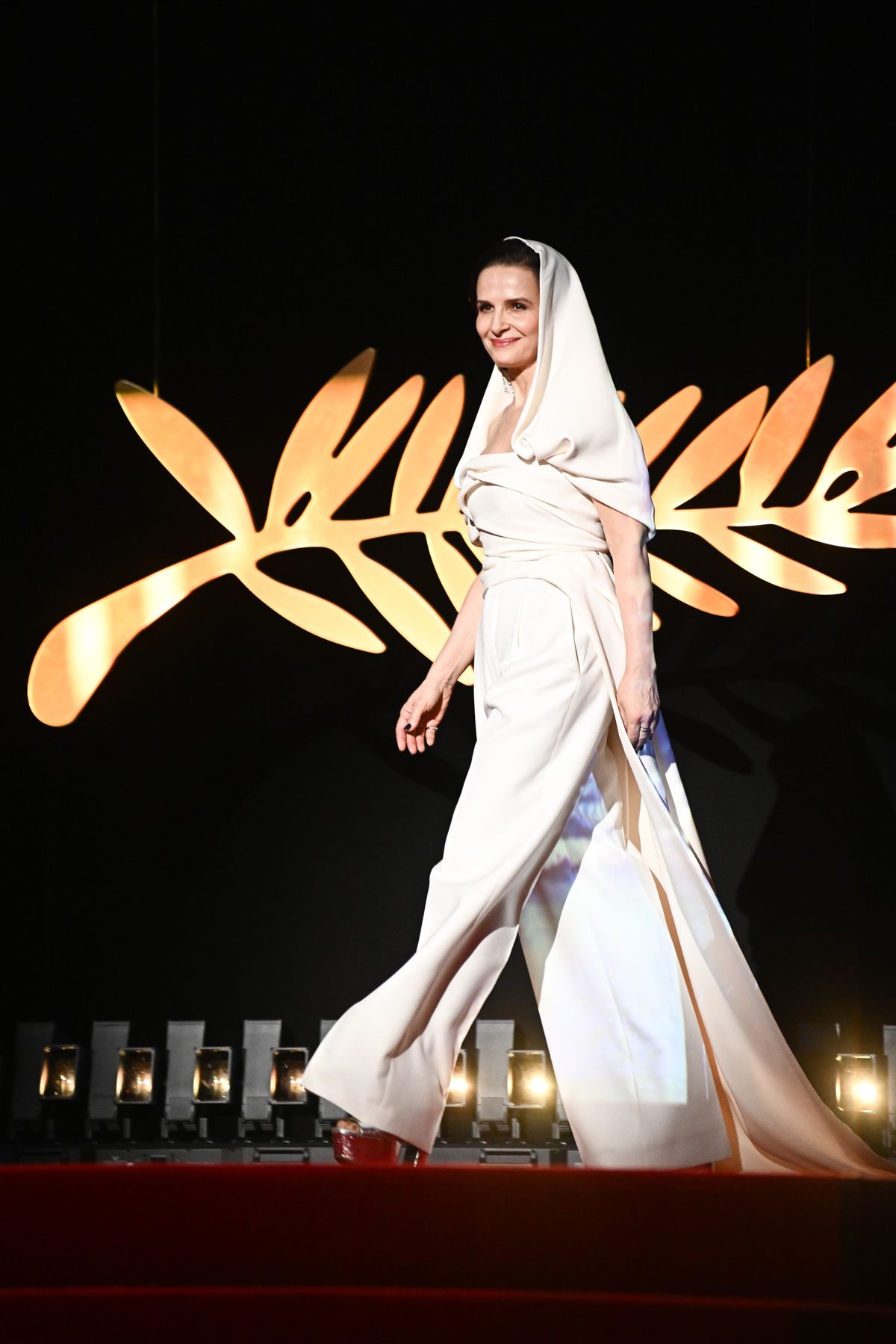 A haute couture darab elkészítése nem kevesebb, mint 200 órát vett igénybe