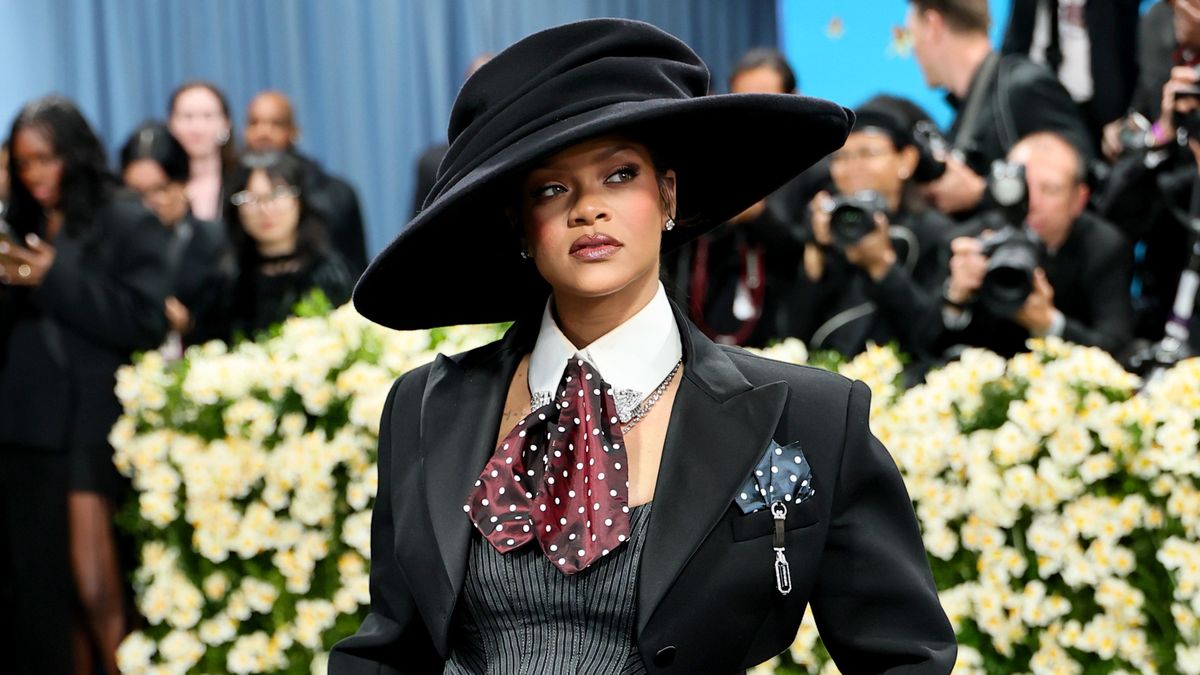 Megint szenzációsan jelentette be! Rihanna a harmadik babáját várja – a Met-gálán mutatta meg pocakját