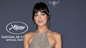 Dakota Johnson megszegte a cannes-i öltözködési szabályokat: meztelenruhában lépett a vörös szőnyegre