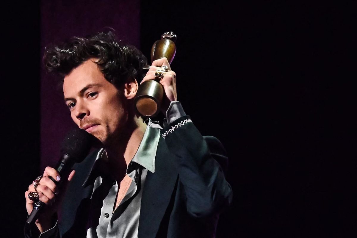 British singer Harry Styles celebrates after receiving the artist of the year award during BRIT Awards 2023  ceremony and live show in London on February 11, 2023. (Photo by Ben Stansall / AFP) / RESTRICTED TO EDITORIAL USE  NO POSTERS  NO MERCHANDISE NO USE IN PUBLICATIONS DEVOTED TO ARTISTS