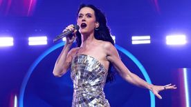 A színpadon pattant szét Katy Perry melltartója: hihetetlen módon reagálta le az esetet