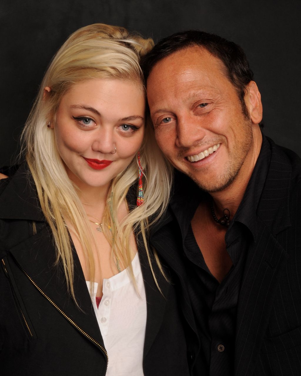 Elle King, a vagány hangú énekesnő nem más, mint Rob Schneider, a komikus színész lánya. Azt mondják, a humor öröklődik – a hang meg nyilvánvalóan isteni adomány. Egy biztos: nem egy unalmas családi vacsi lehet náluk.