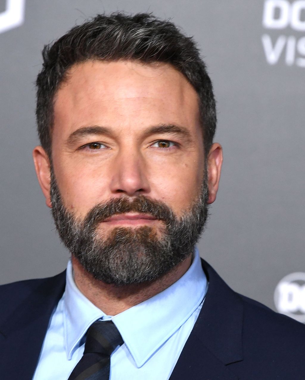 Ben Affleck – A melankolikus hős

Miért szingli?

Frissen vált el újra Jennifer Lopeztől. A kapcsolatuk Hollywood egyik legromantikusabb tündérmeséje volt – egészen addig, míg véget nem ért. Most újra a saját útját járja.
Sármos faktor: A szomorú tekintetű férfi, akit meg akarsz menteni – de nem lehet.
