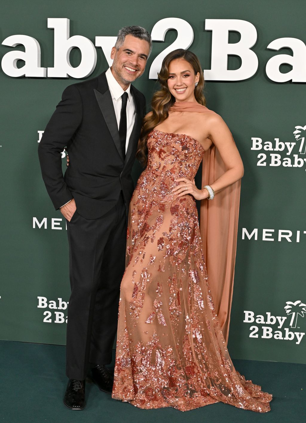 Jessica Alba és Cash Warren: Cash Warren gyakornokként dolgozott a Fantasztikus Négyes forgatásán, amikor megismerkedett a gyönyörű színésznővel. Jessica beleszeretett és bár éppen válnak, 16 évig egy párt alkottak és három gyerekük is született.