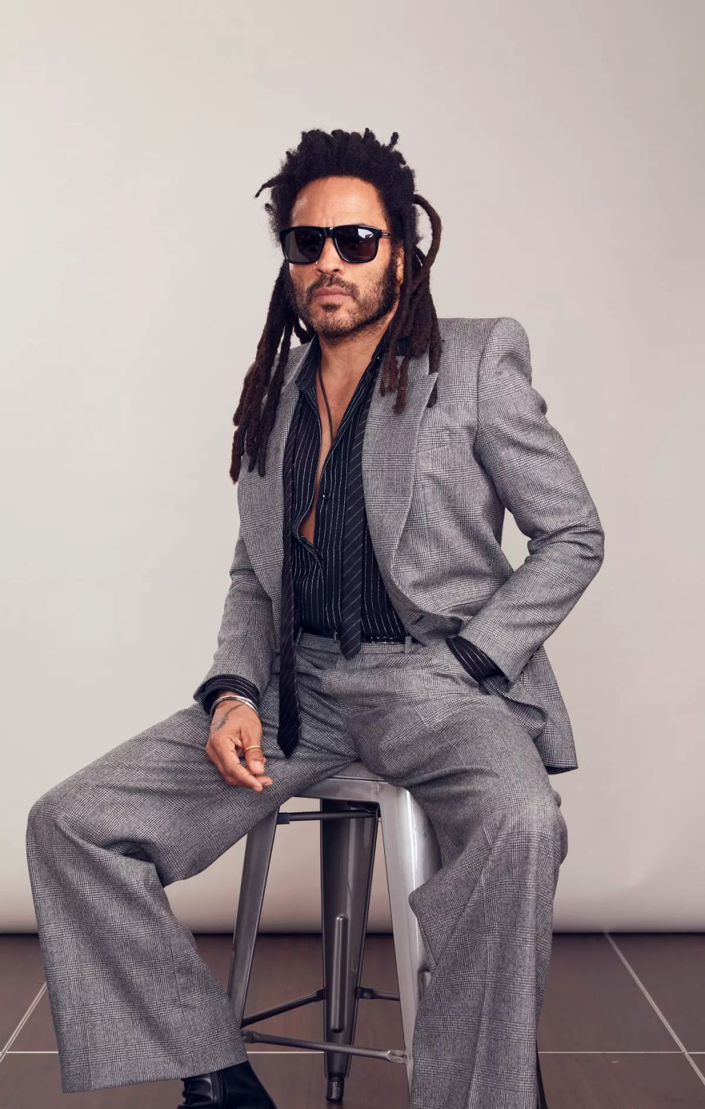 Lenny Kravitz – A rockisten, aki cölibátusban él

Miért szingli?

Már kilenc éve cölibátusban él, saját döntéséből. Azt mondja, csak akkor adja oda magát, ha méltó nő érkezik, aki nemcsak a testét, hanem a lelkét is szereti.
Sármos faktor: Feszes bőrkabát, zabolátlan szenvedély, spirituális mélység.