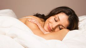 5 alvást segítő tea: ezek a gyógynövények nemcsak finomak, de támogatják a természetes melatonintermelést is