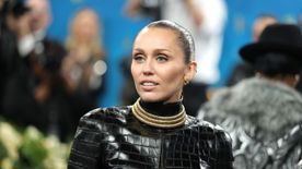 A 2025-ös Met-gála legfurcsább lookja: Miley Cyrus ufóhatású megjelenése