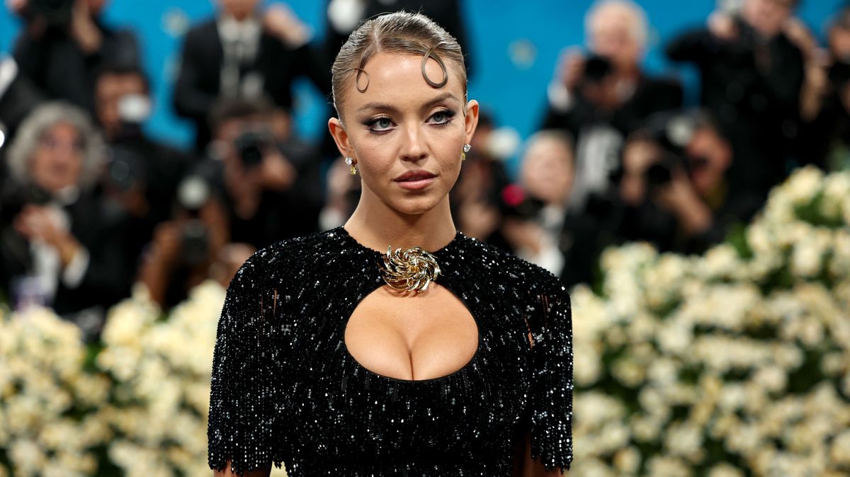 A fürdővizét árulja a rajongóknak Sydney Sweeney, és nem is kér érte keveset - VIDEÓ