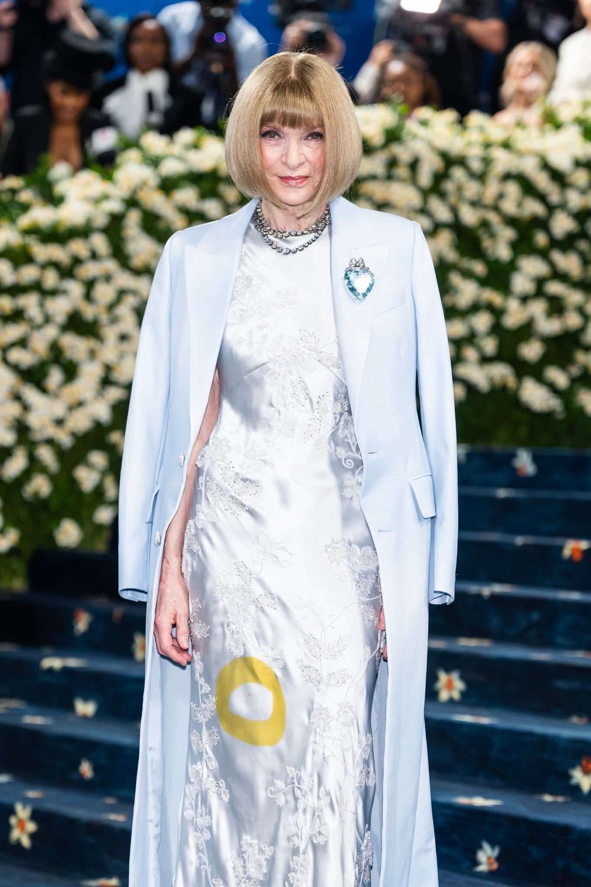 Anna Wintour ruháján egy aprócska pirosas folt éktelenkedett