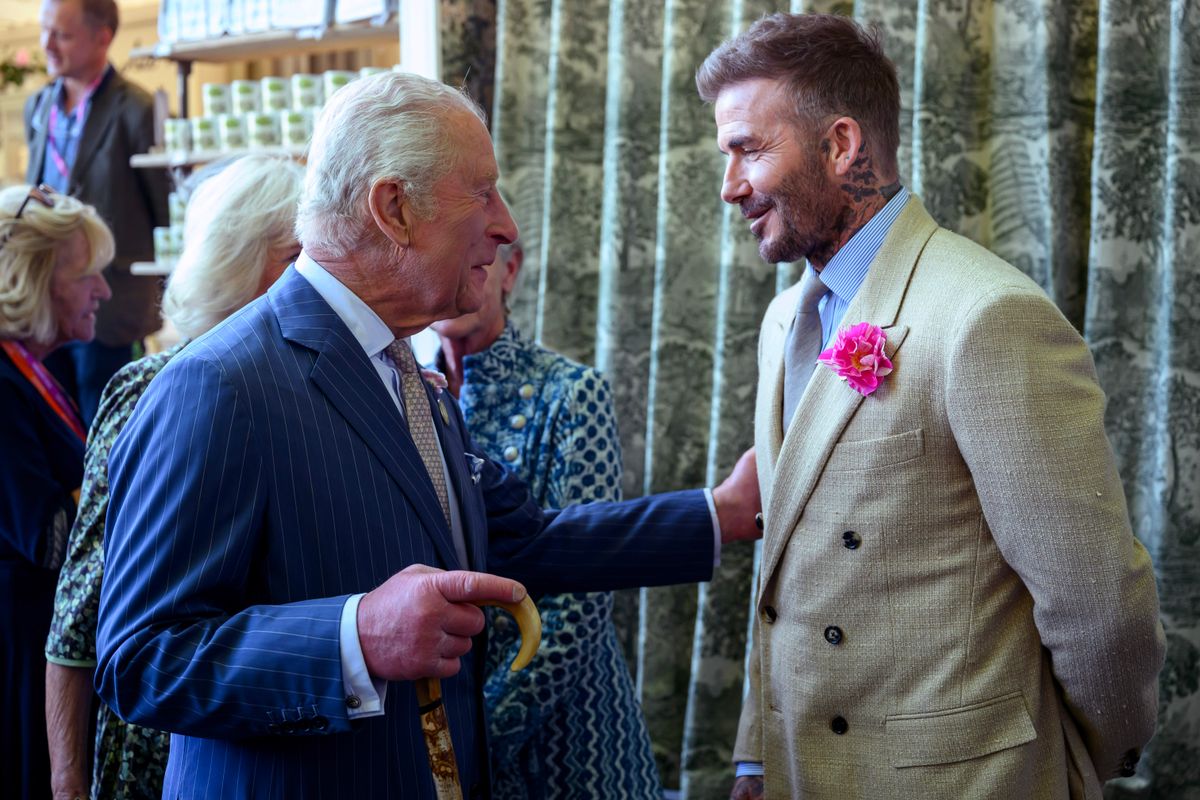 LONDON, ENGLAND - MAY 20: David Beckham wearing a David Austin Roses "King's Rose" speaks with King Charles III, patron of the Royal Horticultural Society during a visit to the RHS Chelsea Flower Show at Royal Hospital Chelsea on May 20, 2025 in London, England. (Photo by Paul Grover - WPA Pool/Getty Images)