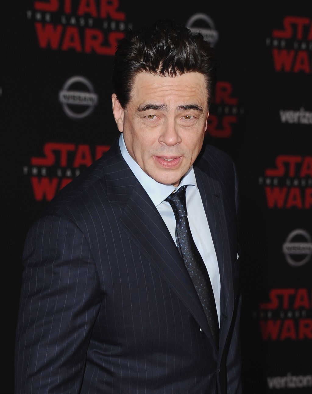Benicio del Toro – A veszélyesen vonzó

Miért szingli?

Bár Benicio del Toro sosem házasodott meg, és a házasság intézményétől távol tartja magát, 2011-ben megszületett lánya, Delilah, akit Kimberly Stewarttal közösen nevelnek. A színész aktívan részt vesz lánya életében, de a romantikus kapcsolatokat illetően továbbra is visszafogott.
Sármos faktor: Vad, titokzatos és megközelíthetetlen – pont ettől annyira kívánatos.