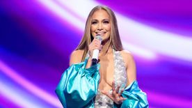 Jennifer Lopez kockás hasat és végtelen combokat is villantott: 8 ruhában tündökölt az AMAs-gálán