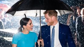 Harry herceg és Meghan Markle ikonikus esernyős pillanatát koppintotta le Rihanna és A$AP Rocky - Fotók