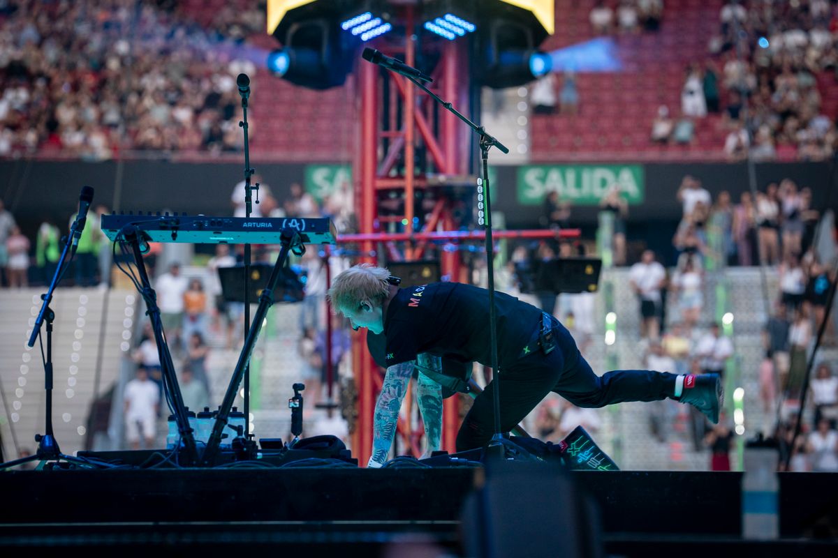 Ed Sheeran megbotlott és elesett a koncertjén május 30-án Madridban