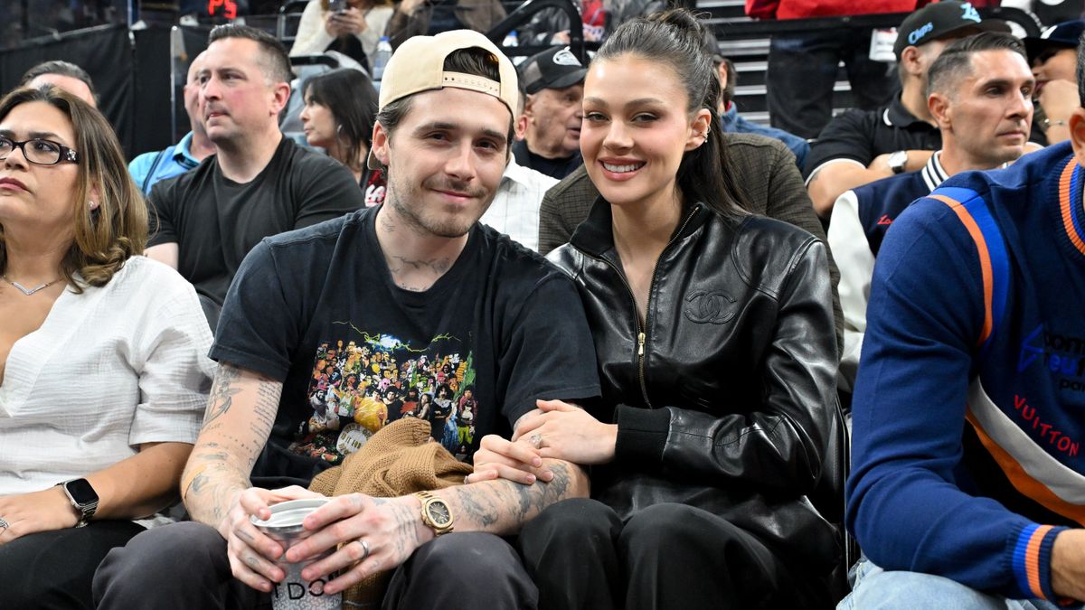 Brooklyn Beckham (l) és Nicola Peltz a Los Angeles Clippers és a Denver Nuggets kosárlabda-mérkőzésén az Intuit Dome-ban 2025. április 24-én a kaliforniai Inglewoodban. 