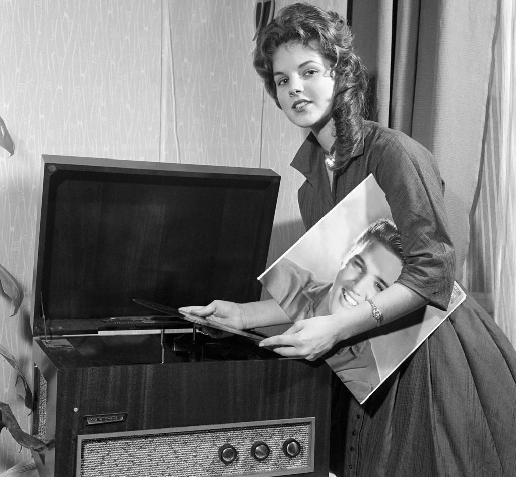 Priscilla Presley fiatalon