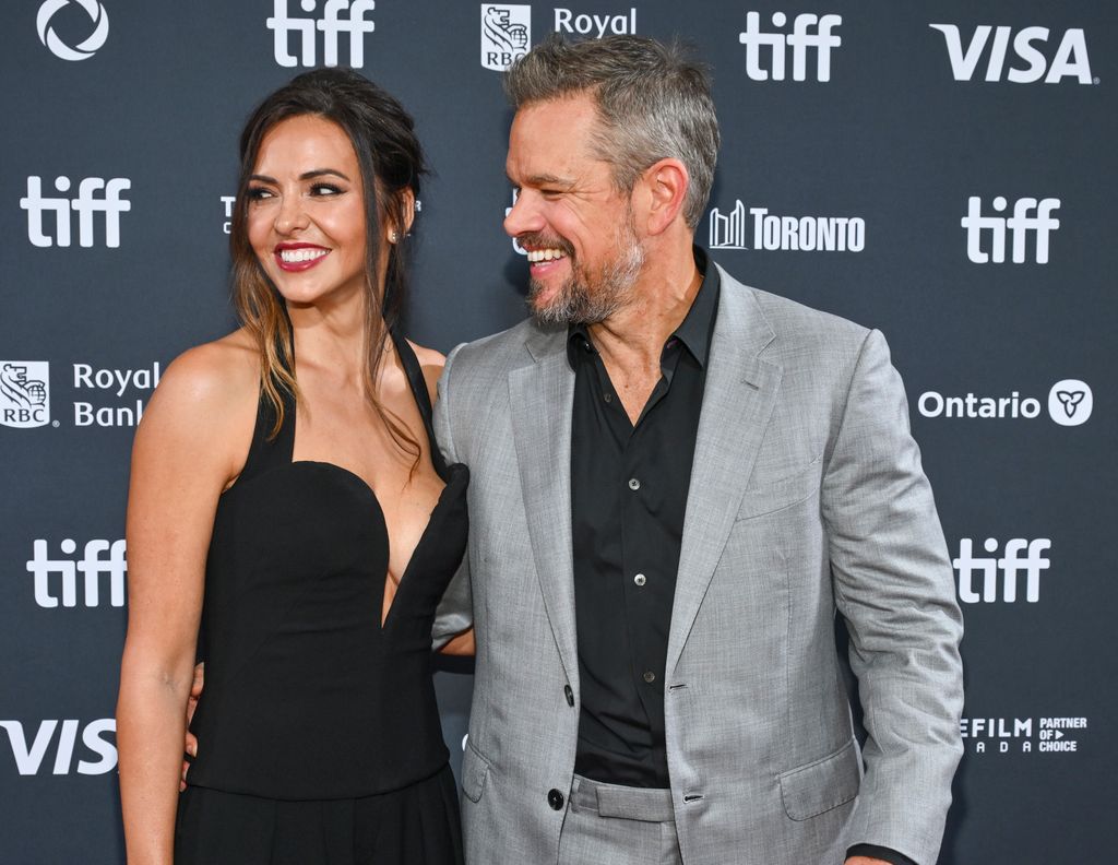 Matt Damon és Luciana Barroso: Luciana egy bárban dolgozott, amikor Matt Damon betért oda egy forgatás alatt. A színész szeme megakadt a gyönyörű nőn és nem is engedte el, azóta is boldog párként látjuk őket a vörös szőnyegen. 