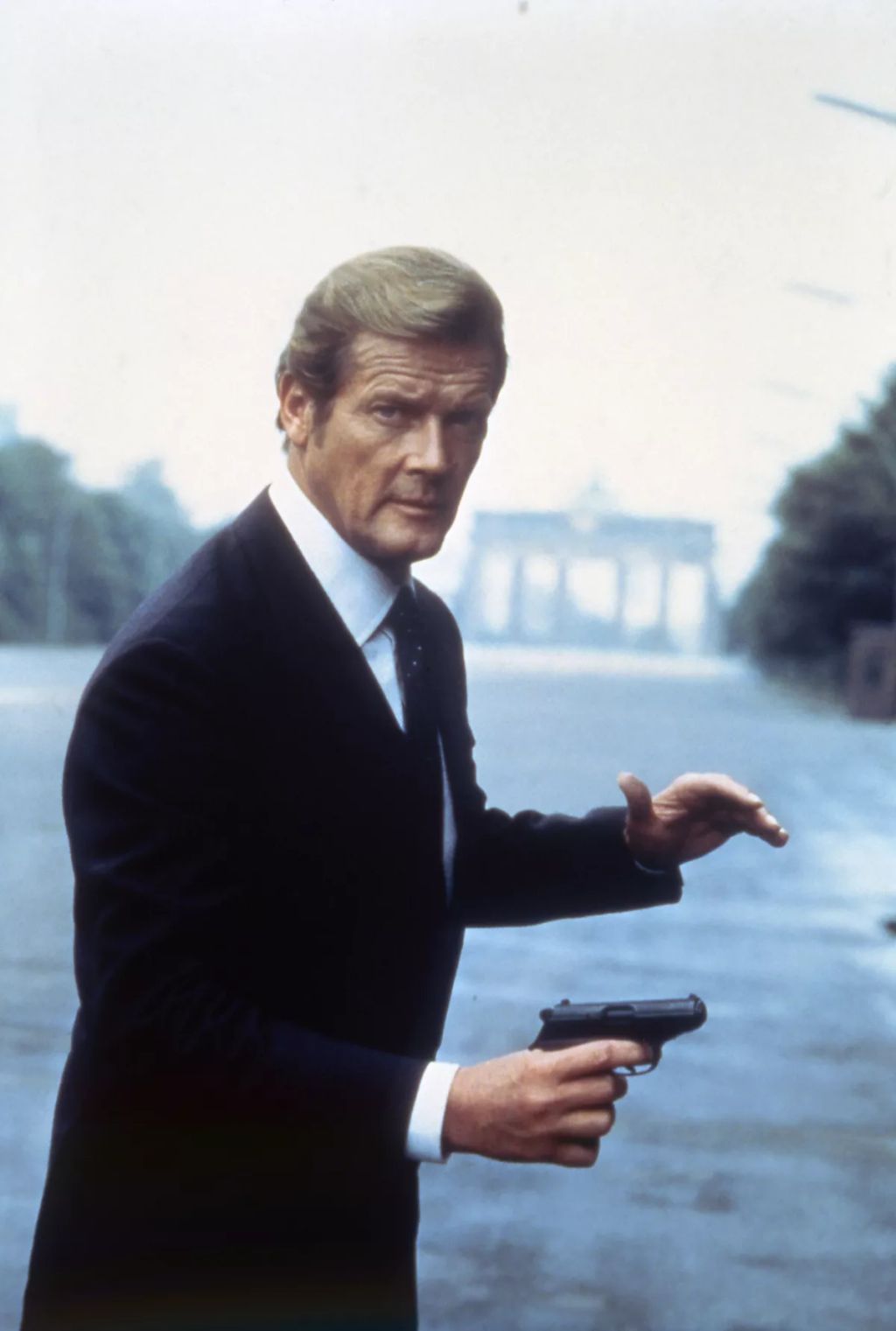 Roger Moore: a sármőr és hódító. Humoros, könnyed és ellenállhatatlanul stílusos. Ő volt az a Bond, aki játékosan csábított, és közben mégis mindig nyert.