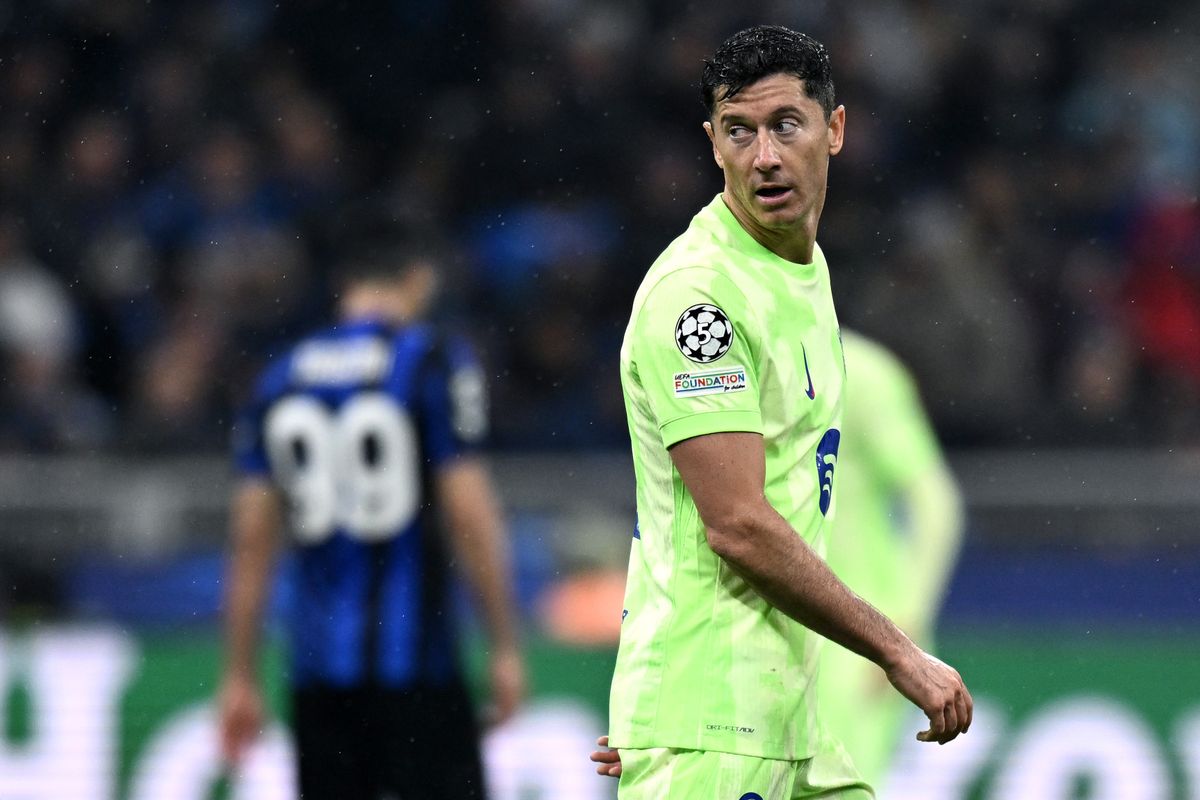 MILAN, ITALY - MAY 06:  Robert Lewandowski of Barcellona reacts during the UEFA Champions League 2024/25 Semi Final First Leg match between  FC Internazionale Milano and FC Barcelona at Giuseppe Meazza Stadium on May 06, 2025 in Milan, Italy. (Photo by Image Photo Agency/Getty Images)