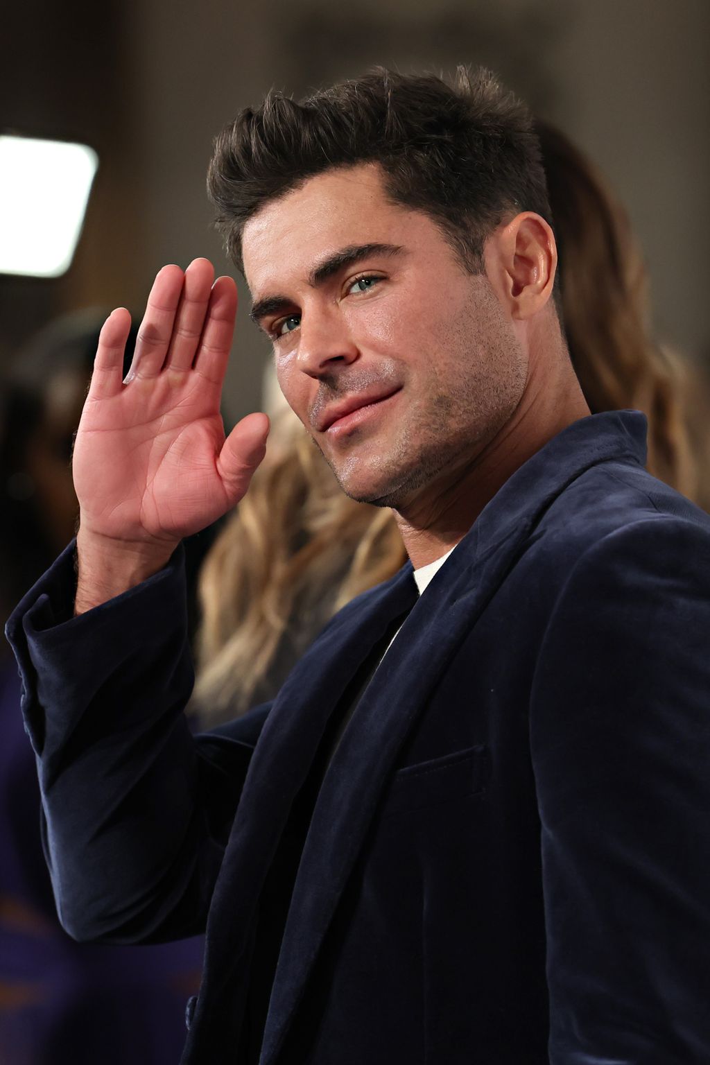 Zac Efron – Az örök beach boy

Miért szingli?

A szívdöglesztő mosoly tulajdonosa a korábbi kapcsolataiban a túlzott figyelemmel és a hírnévvel küzdött. Elmondása szerint az igazi intimitás nehéz, ha a fél világ a románcodra kíváncsi.
Sármos faktor: Sportos, tiszta tekintetű, és még mindig ő Amerika egyik kedvenc fiúja – csak most már sokkal férfiasabb kisugárzással.