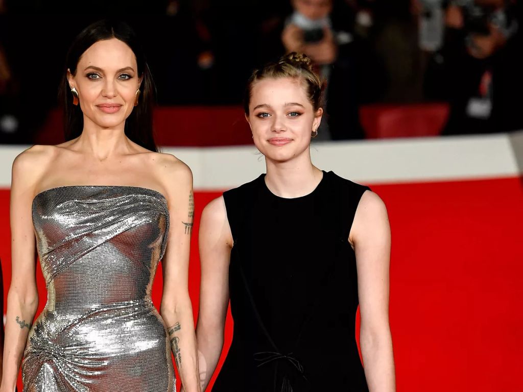 Angelina Jolie és lánya, Shiloh, Hollywood legizgalmasabb anya-lánya duója. Angelina nemcsak színésznőként, hanem édesanyaként is inspiráló példát mutat: Shiloh szabadon bontakoztathatja ki önmagát, miközben a világ egyik legikonikusabb nője áll mögötte támogatásként
